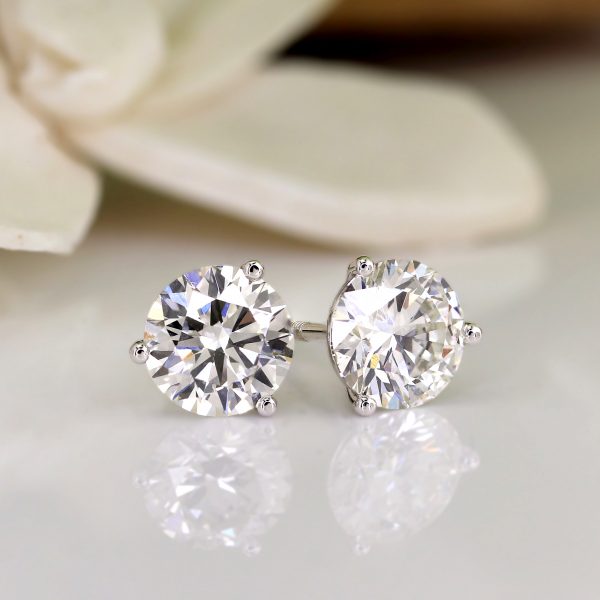 Diamond Stud vs. Moissanite Stud Earrings: Why Each Sparkle Differently