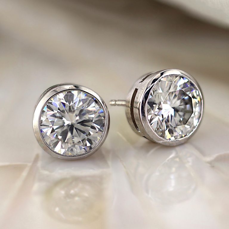 Diamond Stud vs. Moissanite Stud Earrings: Why Each Sparkle Differently